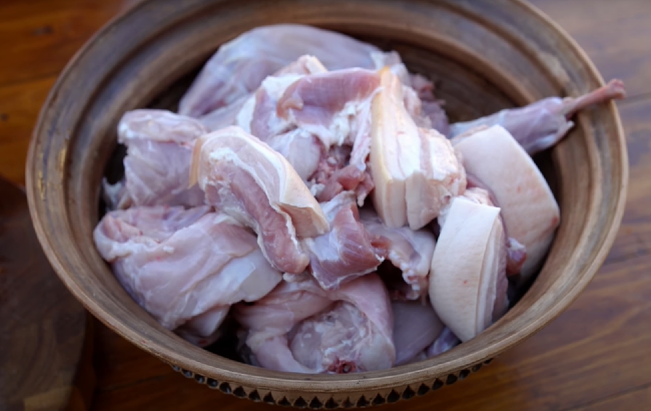 Домашня тушкованка з кролика і підчеревини: рецепт м'ясної консервації на зиму